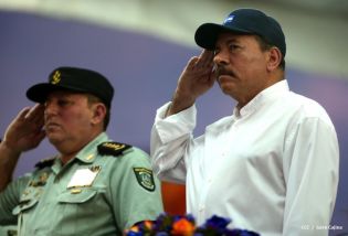 Desfile Militar en honor al 34 Aniversario del Ejército