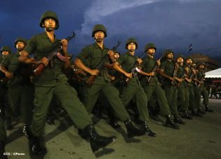 Desfile Militar en honor al 34 Aniversario del Ejército