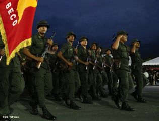Desfile Militar en honor al 34 Aniversario del Ejército