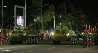 Desfile Militar en honor al 34 Aniversario del Ejército
