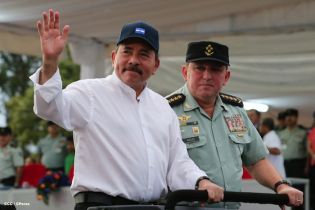 Desfile Militar en honor al 34 Aniversario del Ejército