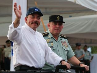 Desfile Militar en honor al 34 Aniversario del Ejército