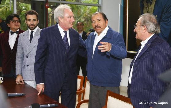 Presidente Daniel recibe a participantes del II Festival Pucciniano