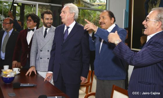 Presidente Daniel recibe a participantes del II Festival Pucciniano