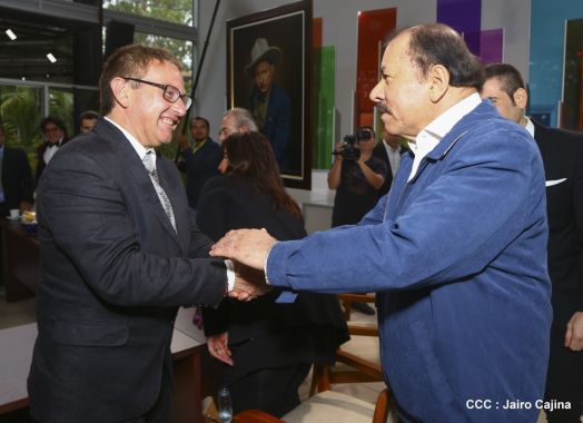 Presidente Daniel recibe a participantes del II Festival Pucciniano