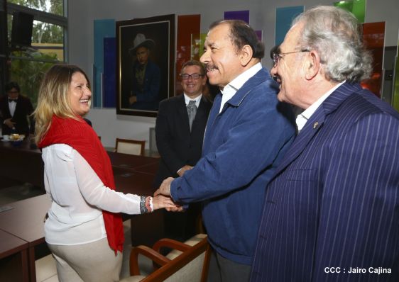 Presidente Daniel recibe a participantes del II Festival Pucciniano