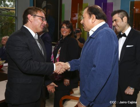 Presidente Daniel recibe a participantes del II Festival Pucciniano