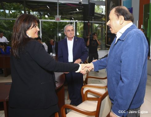 Presidente Daniel recibe a participantes del II Festival Pucciniano