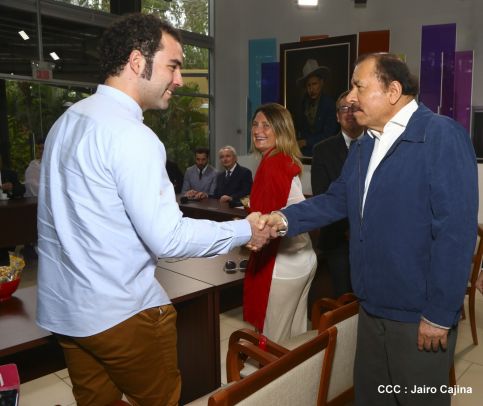 Presidente Daniel recibe a participantes del II Festival Pucciniano