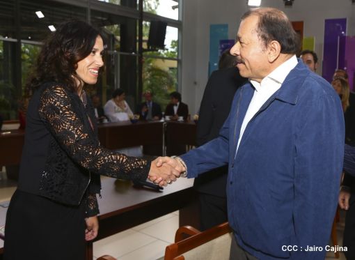 Presidente Daniel recibe a participantes del II Festival Pucciniano