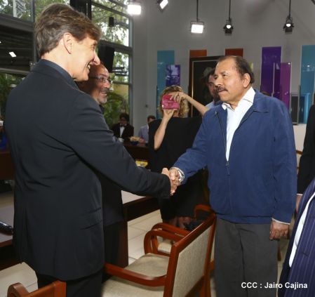 Presidente Daniel recibe a participantes del II Festival Pucciniano