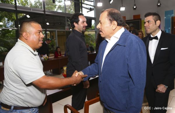 Presidente Daniel recibe a participantes del II Festival Pucciniano