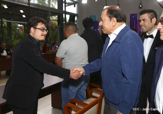 Presidente Daniel recibe a participantes del II Festival Pucciniano