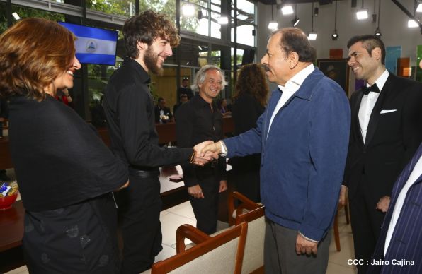 Presidente Daniel recibe a participantes del II Festival Pucciniano