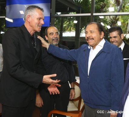 Presidente Daniel recibe a participantes del II Festival Pucciniano