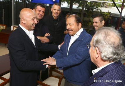 Presidente Daniel recibe a participantes del II Festival Pucciniano