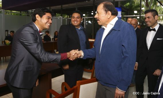 Presidente Daniel recibe a participantes del II Festival Pucciniano