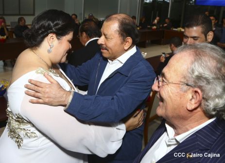 Presidente Daniel recibe a participantes del II Festival Pucciniano