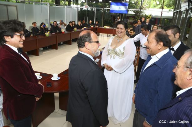 Presidente Daniel recibe a participantes del II Festival Pucciniano