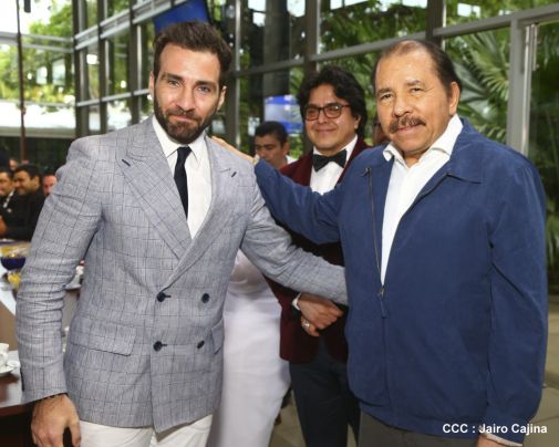 Presidente Daniel recibe a participantes del II Festival Pucciniano