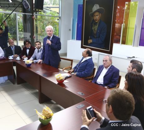 Presidente Daniel recibe a participantes del II Festival Pucciniano