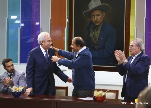 Presidente Daniel recibe a participantes del II Festival Pucciniano