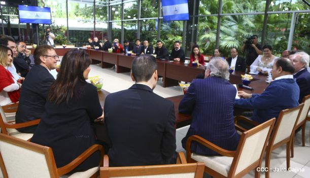 Presidente Daniel recibe a participantes del II Festival Pucciniano