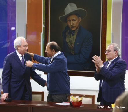 Presidente Daniel recibe a participantes del II Festival Pucciniano