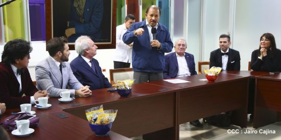 Presidente Daniel recibe a participantes del II Festival Pucciniano