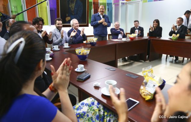 Presidente Daniel recibe a participantes del II Festival Pucciniano