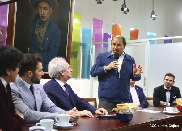 Presidente Daniel recibe a participantes del II Festival Pucciniano