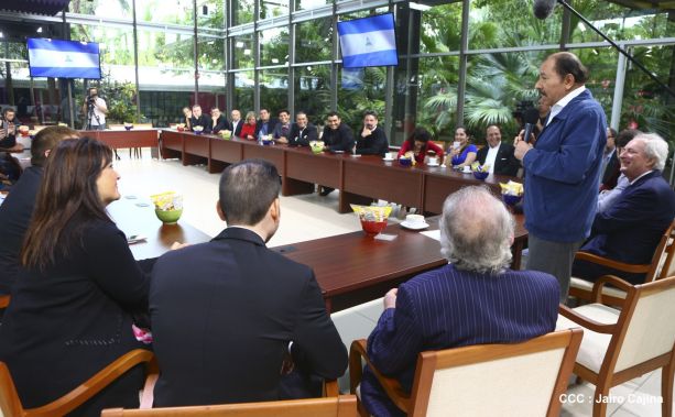 Presidente Daniel recibe a participantes del II Festival Pucciniano