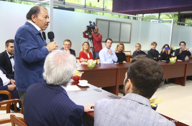 Presidente Daniel recibe a participantes del II Festival Pucciniano