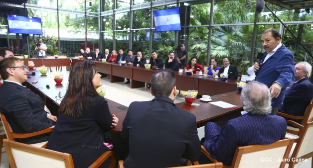 Presidente Daniel recibe a participantes del II Festival Pucciniano