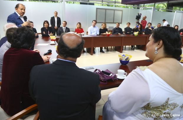 Presidente Daniel recibe a participantes del II Festival Pucciniano