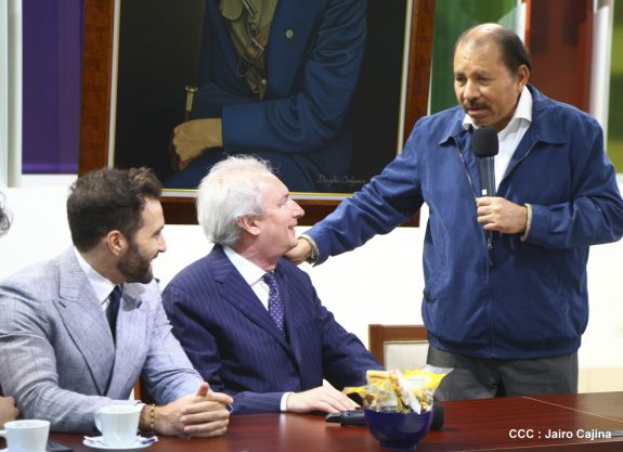 Presidente Daniel recibe a participantes del II Festival Pucciniano