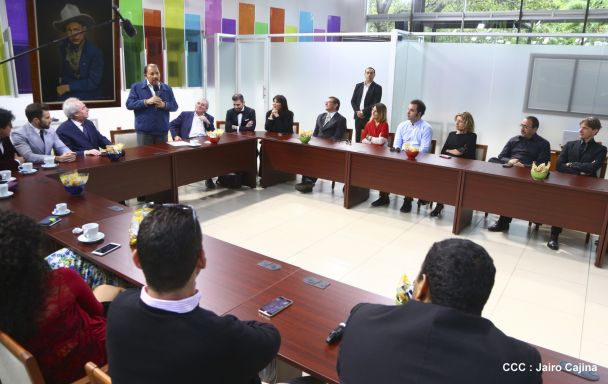 Presidente Daniel recibe a participantes del II Festival Pucciniano
