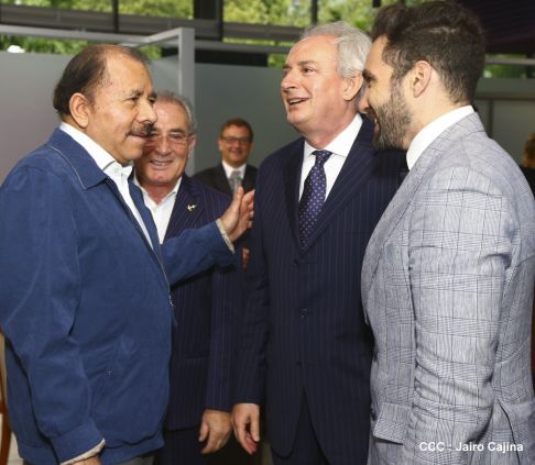 Presidente Daniel recibe a participantes del II Festival Pucciniano