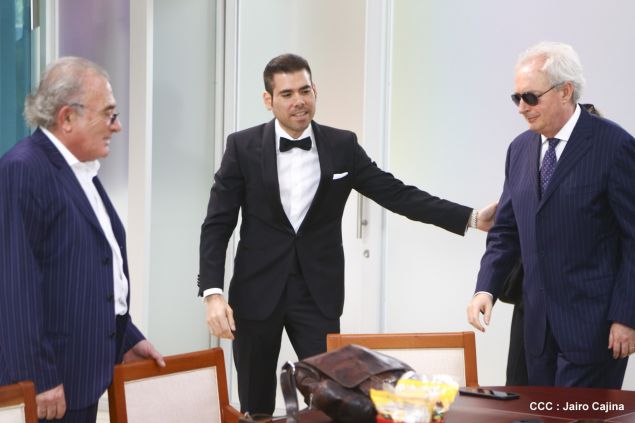 Presidente Daniel recibe a participantes del II Festival Pucciniano