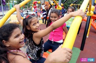 Familias asisten a Parque Luis Alfonso Velásquez y Puerto Salvador Allende