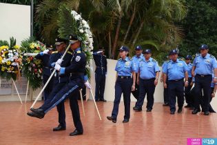 Ofrendas florales para honrar a caídos de la Policía Nacional