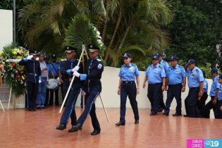 Ofrendas florales para honrar a caídos de la Policía Nacional
