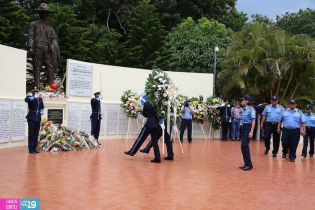Ofrendas florales para honrar a caídos de la Policía Nacional
