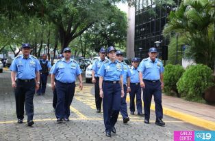 Ofrendas florales para honrar a caídos de la Policía Nacional