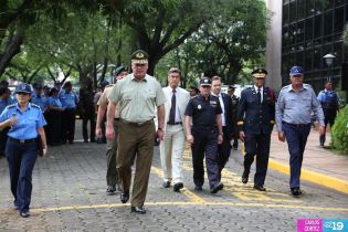 Ofrendas florales para honrar a caídos de la Policía Nacional
