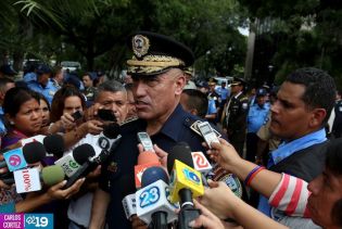 Ofrendas florales para honrar a caídos de la Policía Nacional