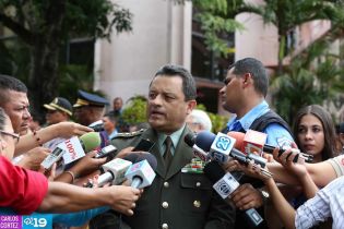 Ofrendas florales para honrar a caídos de la Policía Nacional