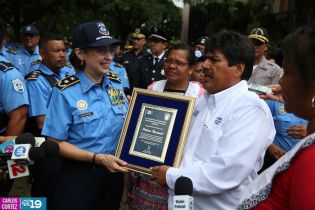 Ofrendas florales para honrar a caídos de la Policía Nacional