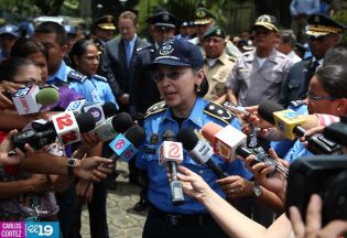 Ofrendas florales para honrar a caídos de la Policía Nacional