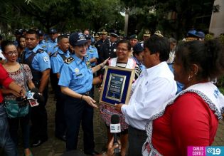 Ofrendas florales para honrar a caídos de la Policía Nacional